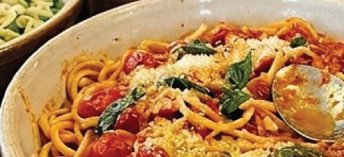 レストランで提供されるトマトバジルパスタ
